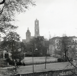 601505 Gezicht vanuit een raam van het huis Catharijnesingel 54 te Utrecht op de Mariaplaats, met een braakliggend stuk ...